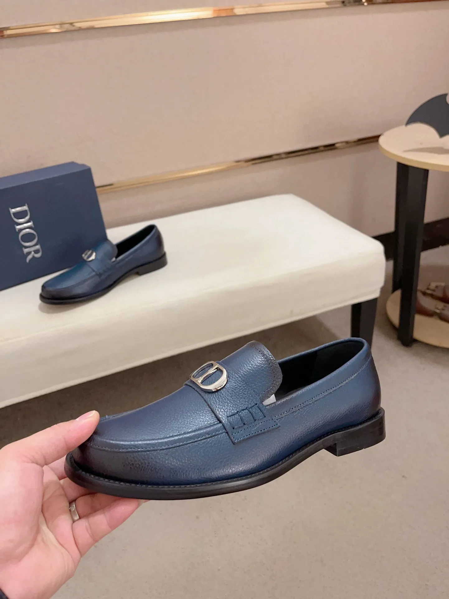 Men's shoes 💰: 560💰 High-end version of Dior Dior's new series. Famous actors and internet celebrities wear super popular designs. The sculptures of French artist Niki de Saint Phalle are designed as rings. Material: Imported original material ➕Painted cowhide Foot pads: cowhide Outsole: Rubber outsole Men's shoe size: 38~44 Can be customized to size 45